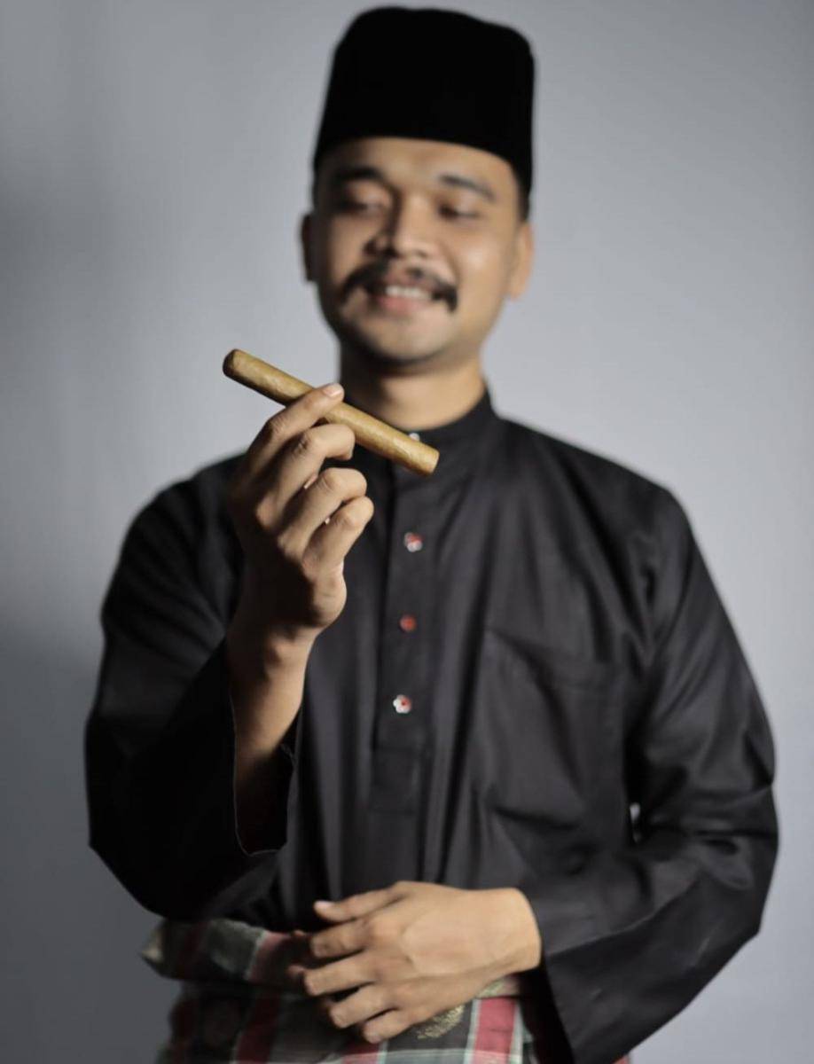 OK. Dery Ananda mencoba untuk memperkenalkan kembali kepada masyarakat lewat produk cerutunya yaitu Royal Cigar (Dok. Pribadi for IDN Times)