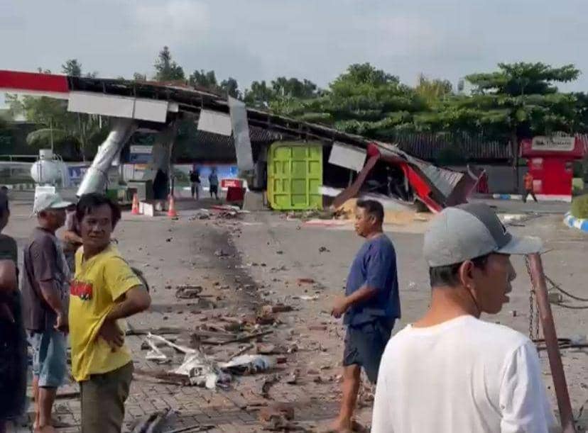 Tronton Hantam Warung dan SPBU di Ngawi, Sejumlah Orang Terluka