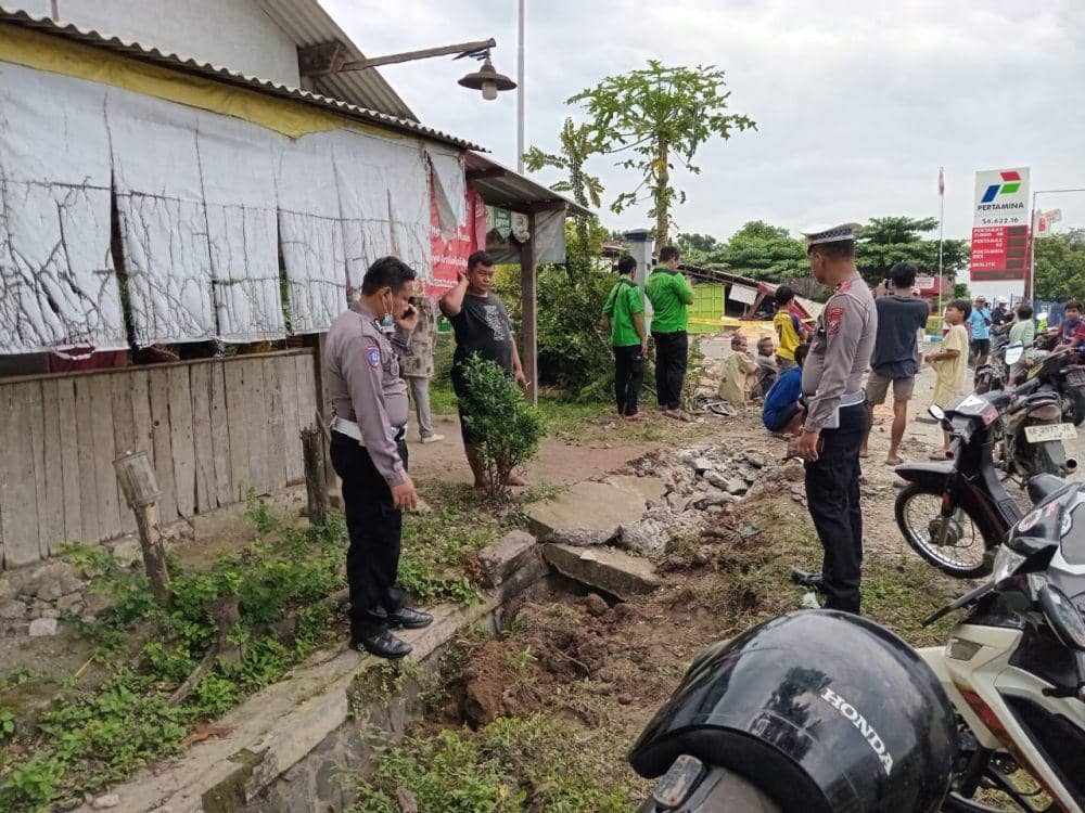 Truk tronton bermuatan tanah urug tabrak warung dan SPBU Jalan Raya Ngawi – Bojonegoro KM 09-10, masuk Dusun Joho, Desa Kartoharjo Ngawi. IDN Times/ Istimewa.