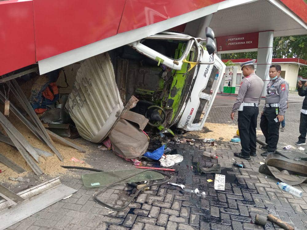 Truk tronton bermuatan tanah urug tabrak warung dan SPBU Jalan Raya Ngawi – Bojonegoro KM 09-10, masuk Dusun Joho, Desa Kartoharjo Ngawi. IDN Times/ Istimewa.