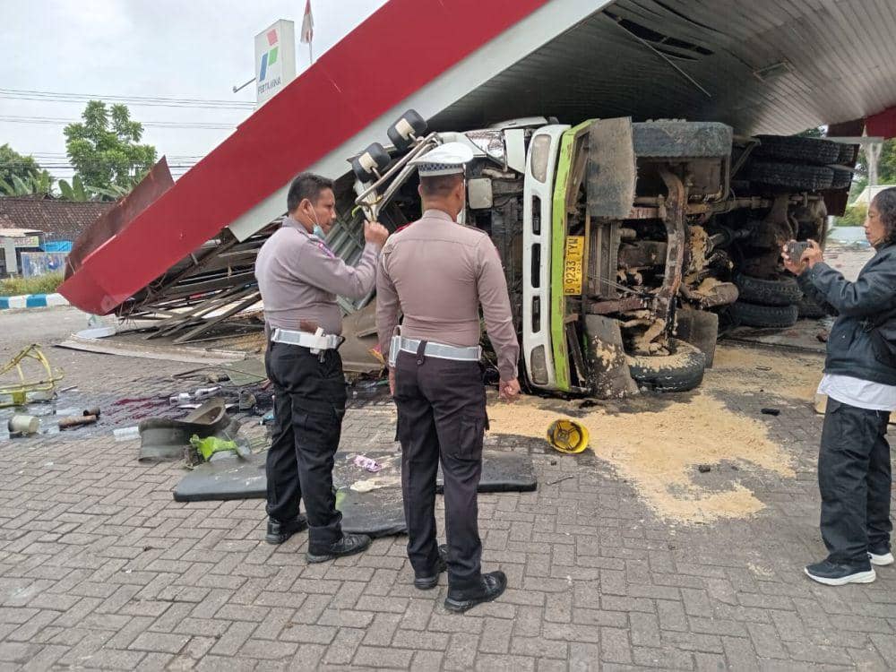 Truk tronton bermuatan tanah urug tabrak warung dan SPBU Jalan Raya Ngawi – Bojonegoro KM 09-10, masuk Dusun Joho, Desa Kartoharjo Ngawi. IDN Times/ Istimewa.