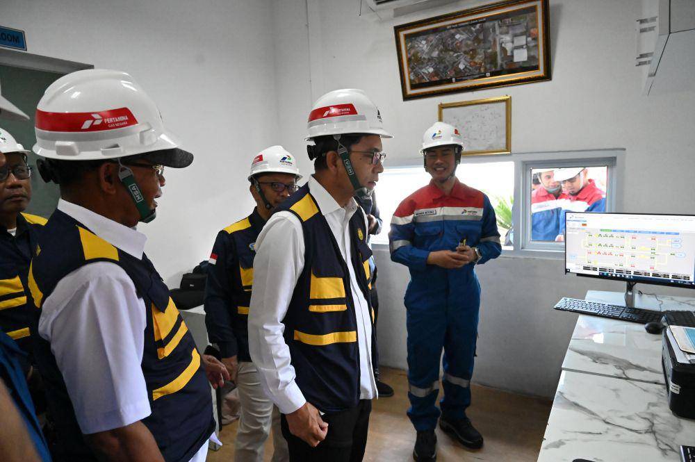 Kementerian Energi dan Sumber Daya Mineral (ESDM) bersama Pertamina mengunjungi area operasional ketersediaan energi gas di wilayah Palembang, Sumatra Selatan. (Dok. Pertamina)