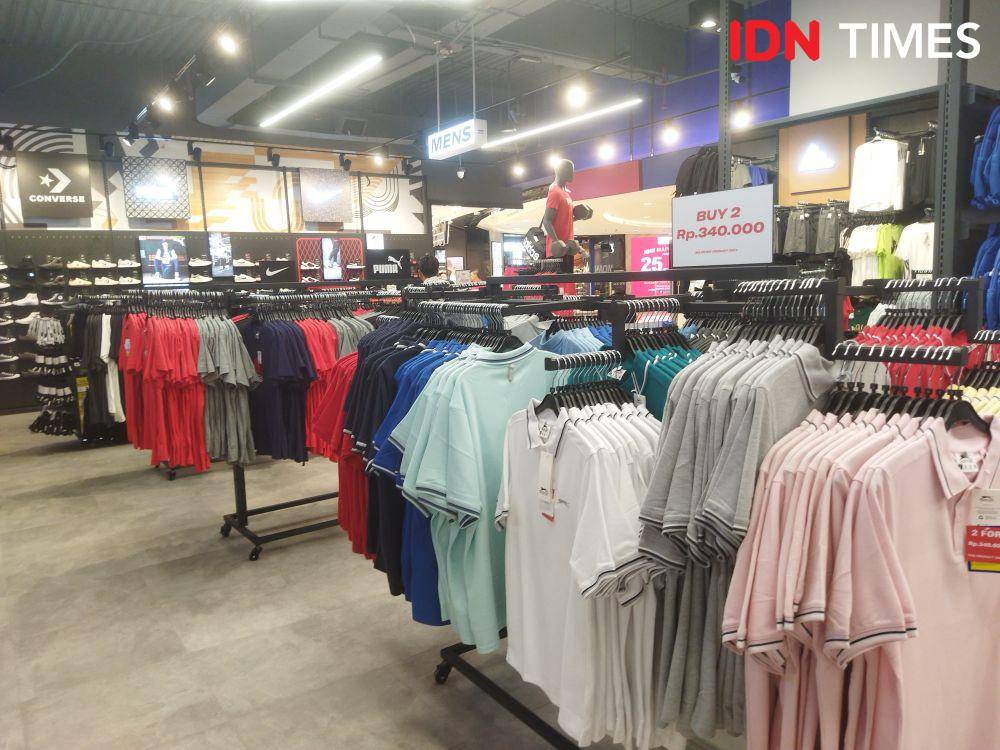 Sports Direct hadir di Medan diramaikan Kapten PSMS Rachmad Hidayat dan Koko Badminton (IDN Times/Doni Hermawan)