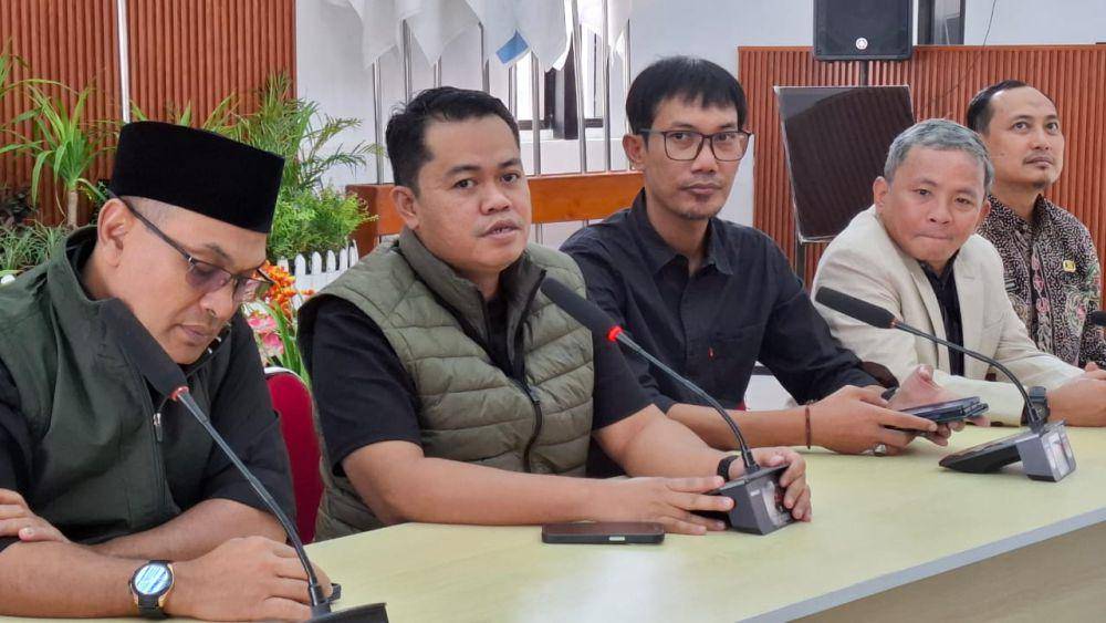 Ketua KPU Provinsi Jawa Timur, Aang Kunaifi, dalam konferensi persnya di KPU Magetan. IDN Times/ Riyanto.