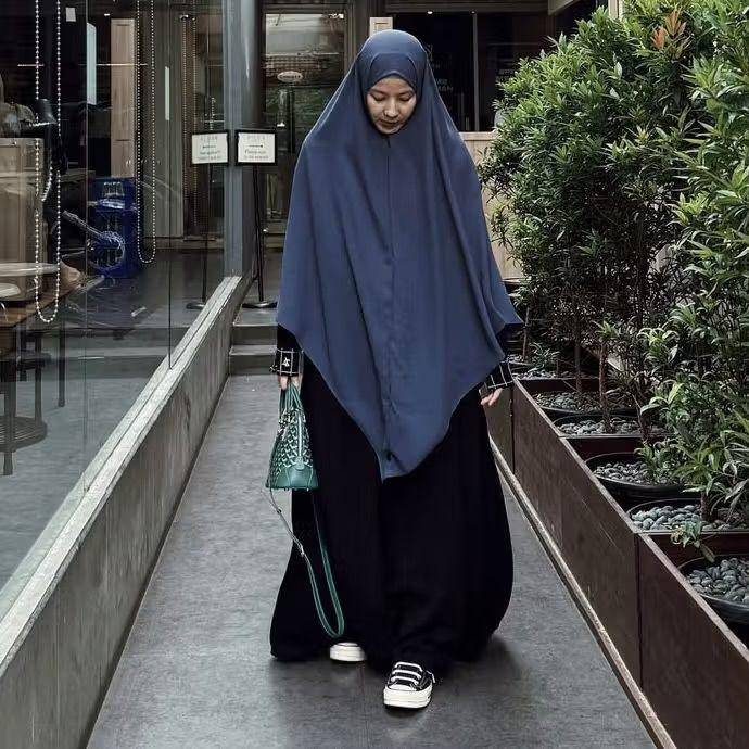 potret ide busana muslim syar’i serba gamis ala Natasha Rizky (instagram.com/natasharizkynew)
