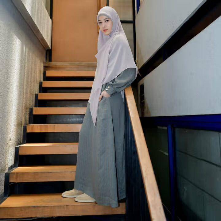 potret ide busana muslim syar’i serba gamis ala Natasha Rizky (instagram.com/natasharizkynew)