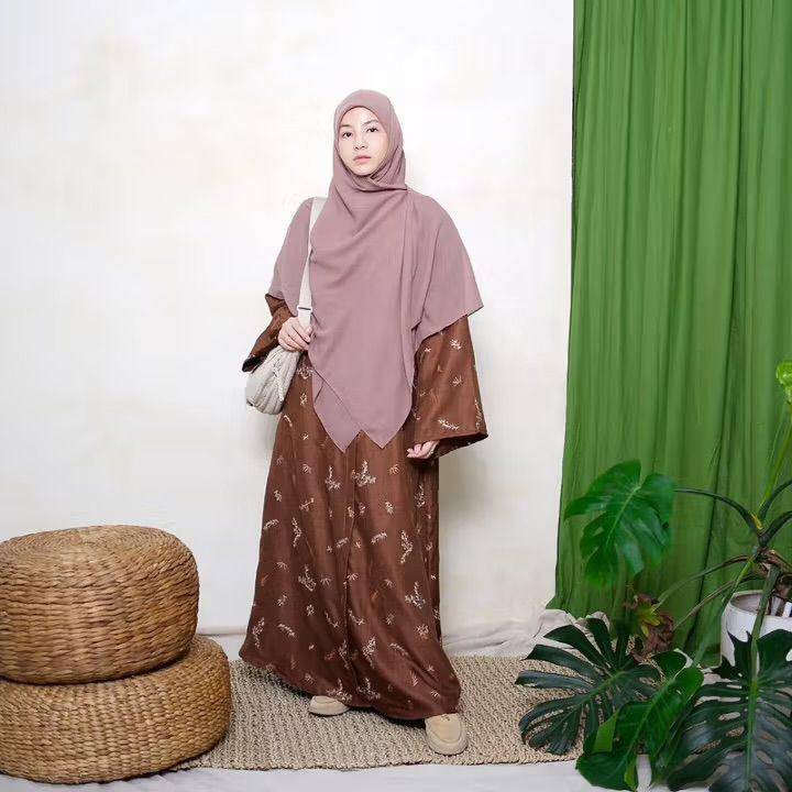 potret ide busana muslim syar’i serba gamis ala Natasha Rizky (instagram.com/natasharizkynew)