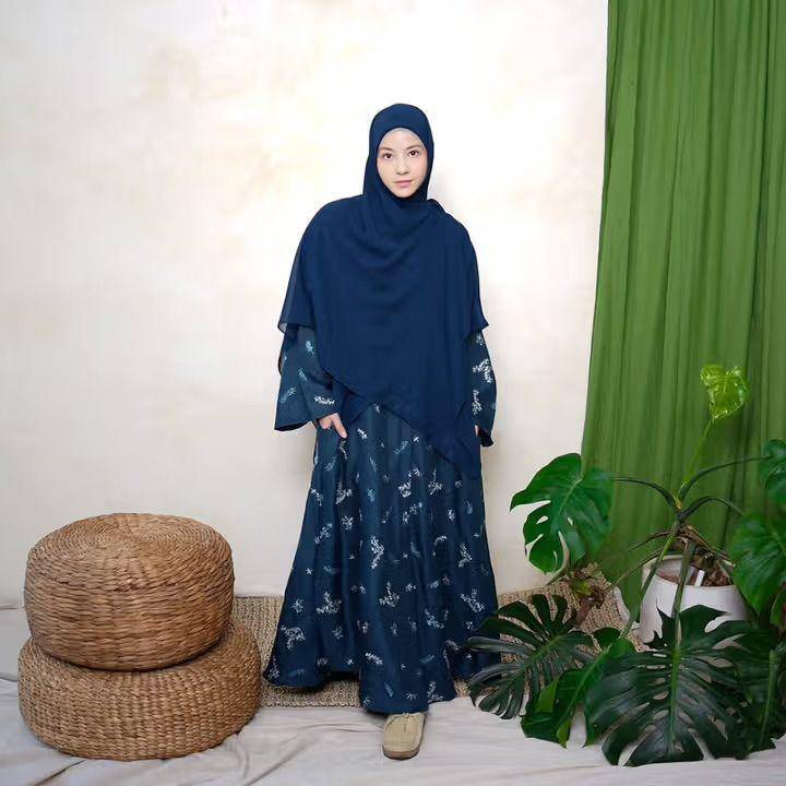 potret ide busana muslim syar’i serba gamis ala Natasha Rizky (instagram.com/natasharizkynew)