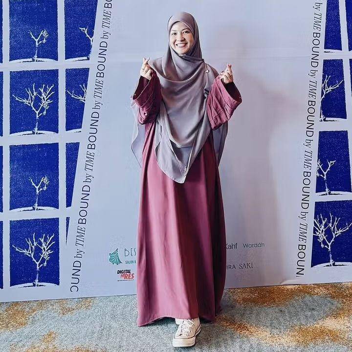 potret ide busana muslim syar’i serba gamis ala Natasha Rizky (instagram.com/natasharizkynew)