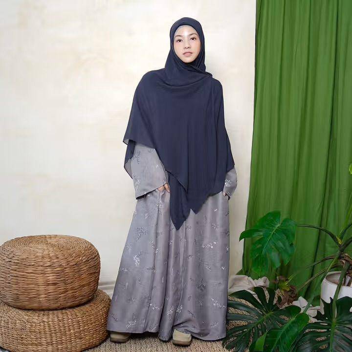 potret ide busana muslim syar’i serba gamis ala Natasha Rizky (instagram.com/natasharizkynew)