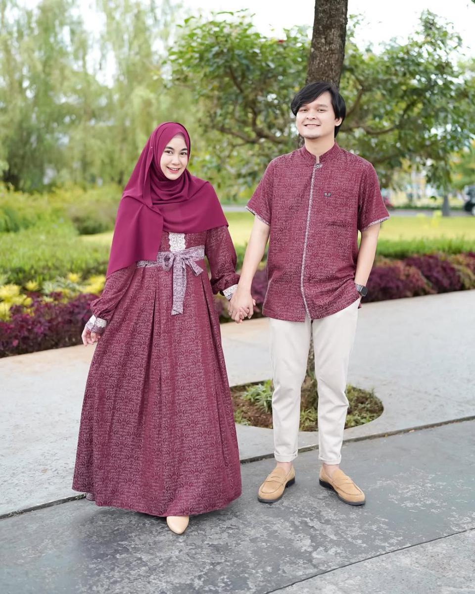 ide OOTD couple untuk lebaran ala Anisa Rahma dan suami (instagram.com/anisarahma_12)
