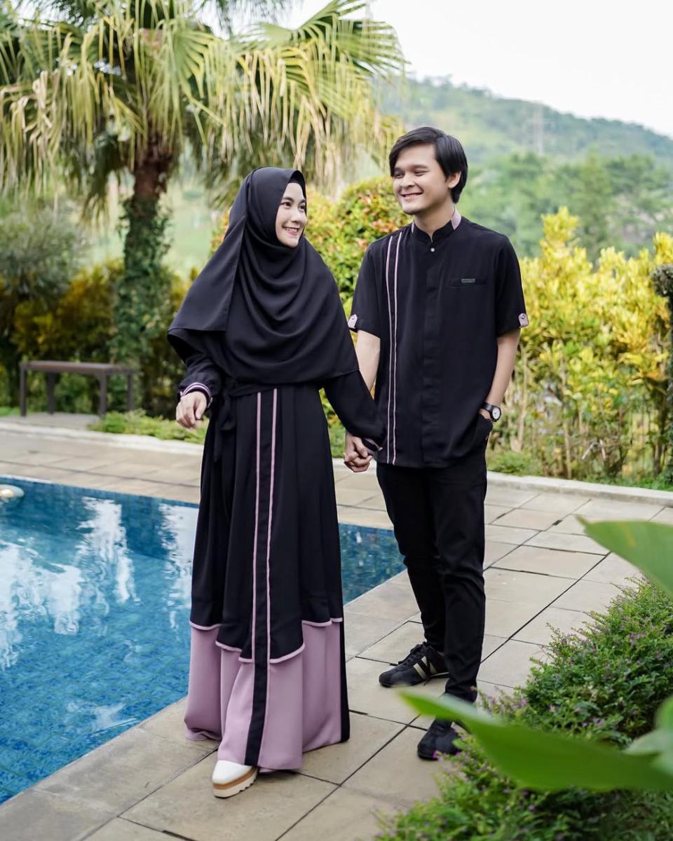 ide OOTD couple untuk lebaran ala Anisa Rahma dan suami (instagram.com/anisarahma_12)