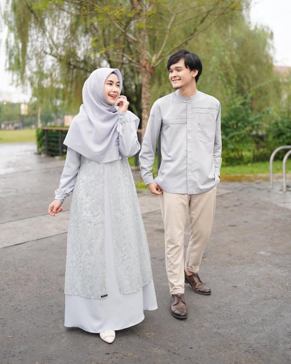 ide OOTD couple untuk lebaran ala Anisa Rahma dan suami (instagram.com/anisarahma_12)