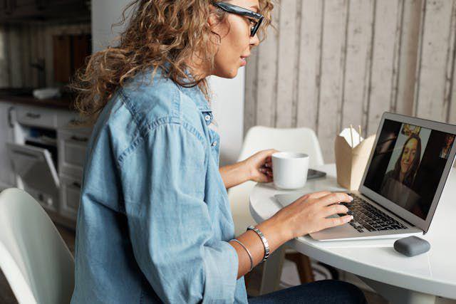 ilustrasi video call (pexels.com/matilda)
