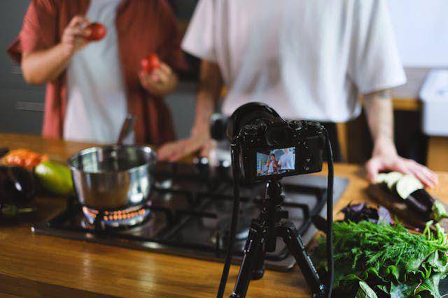ilustrasi food vlogger (pexels.com/mikael)