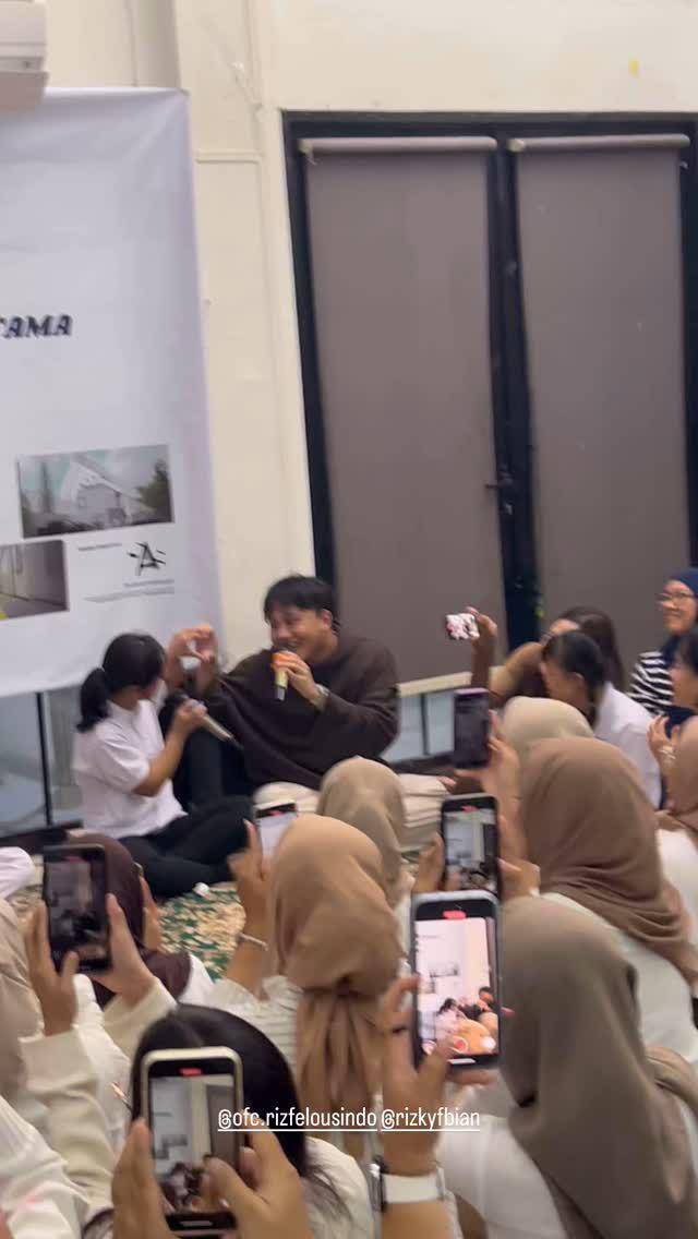 potret Rizky Febian hibur anak berkebutuhan khusus (instagram.com/ofc.rizfelousjakartaa)