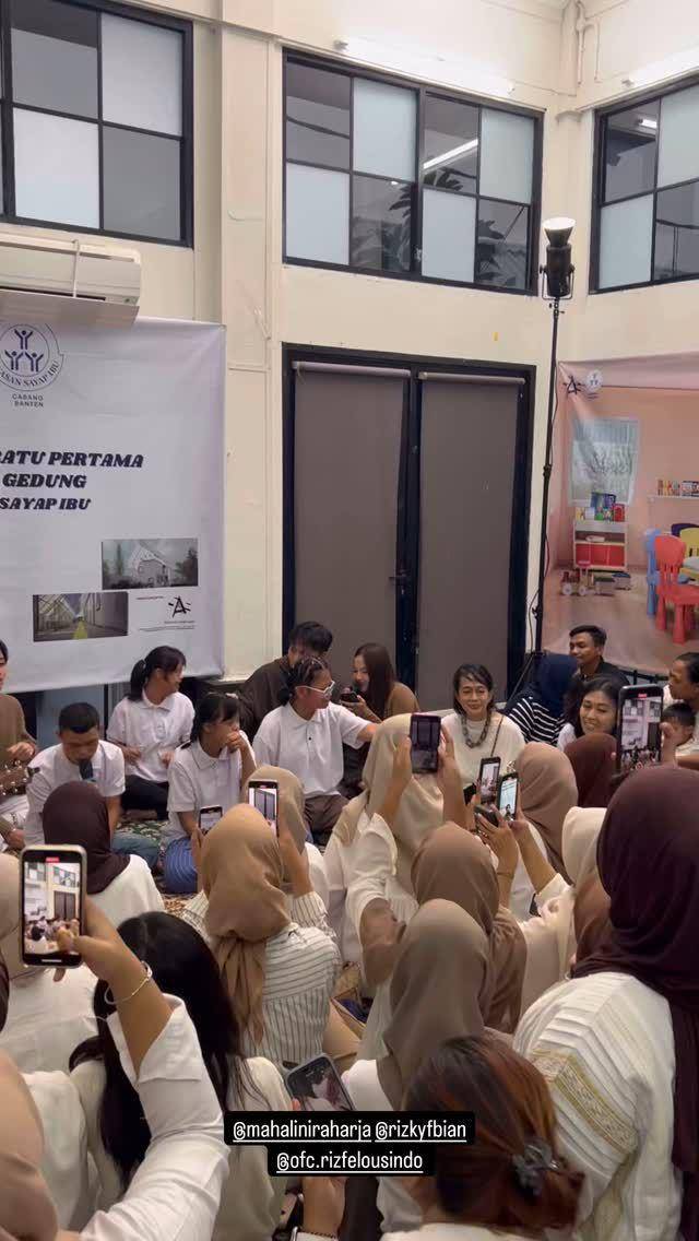 potret Rizky Febian hibur anak berkebutuhan khusus (instagram.com/ofc.rizfelousjakartaa)