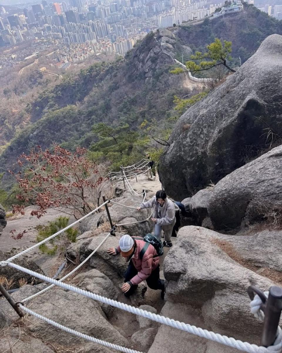 potret Seolhyun mendaki Gunung Inwangsan (instagram.com/s2seolhyuns2)