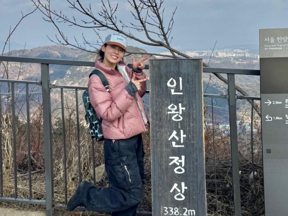 7 Potret Seolhyun Mendaki Gunung Inwangsan, Happy Banget!