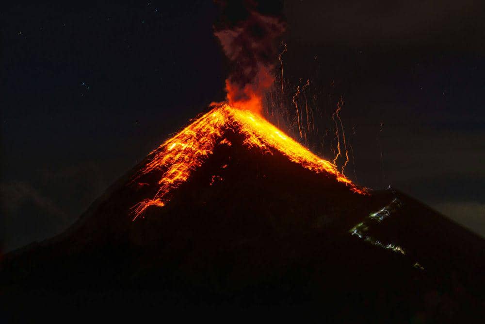ilustrasi erupsi gunung api (unsplash.com/ Soliman Cifuentes)