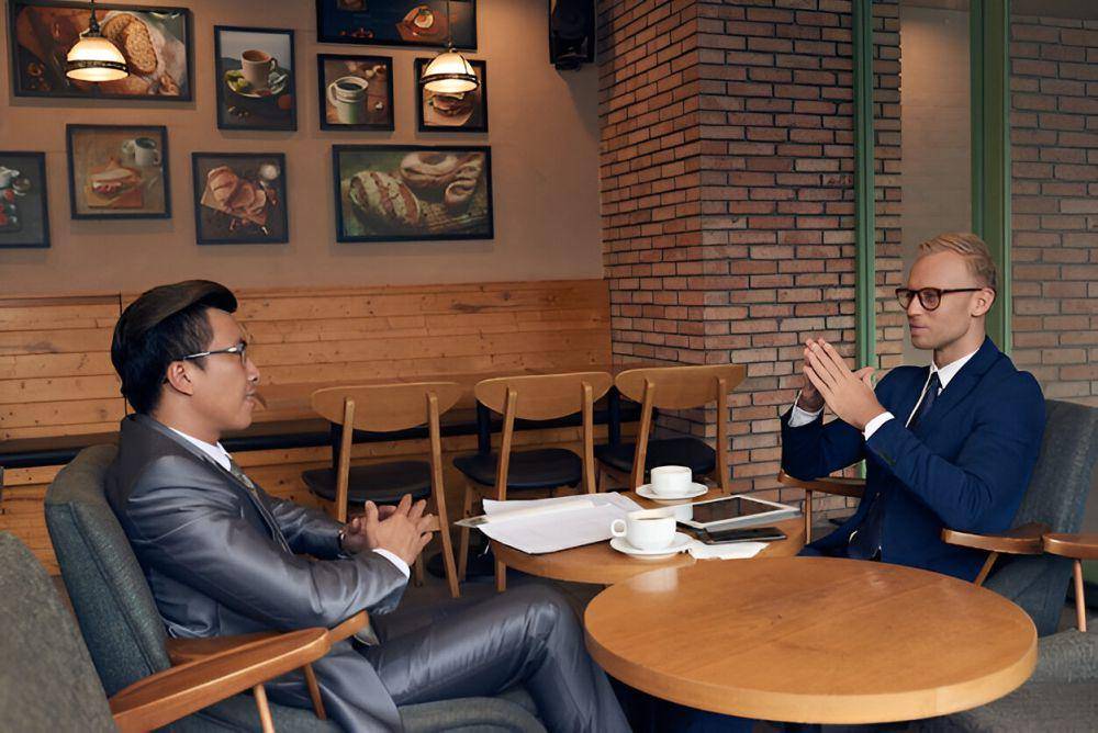ilustrasi pria berinteraksi dengan atasan (freepik.com/pressfoto)
