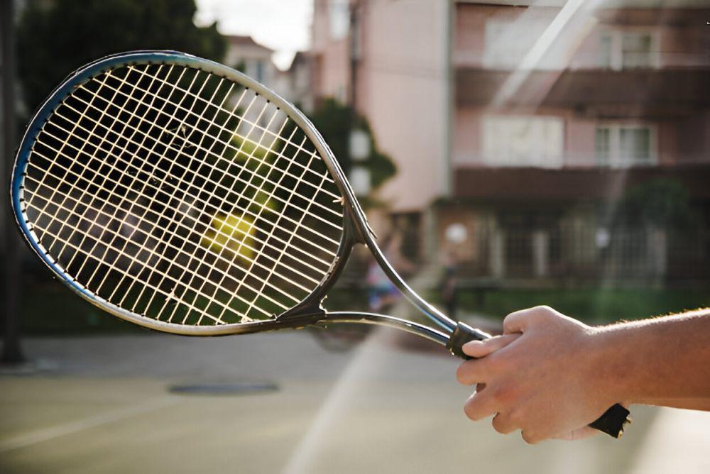 ilustrasi raket tenis (freepik.com/freepik)