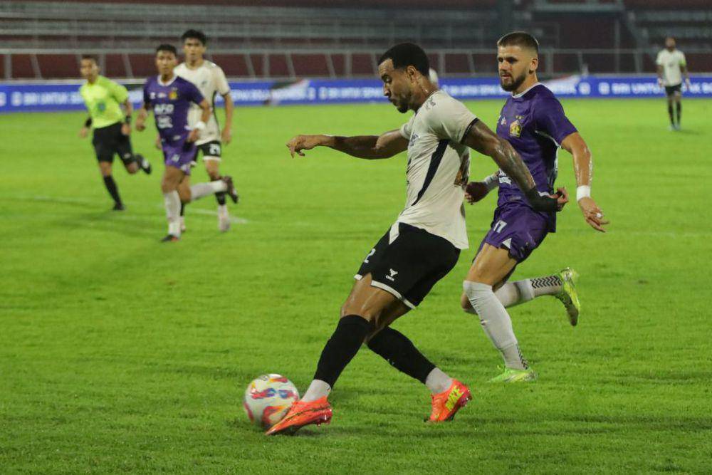Aksi pemain PSM Makassar, Victor Luiz (dua dari kanan), dalam laga pekan ke-27 BRI Liga 1 2024/2025 melawan Persik Kediri di Stadion Gelora Soepriadi Blitar pada 11 Maret 2025. (Dok. Ofisial PSM Makassar/Agung Dewantara)