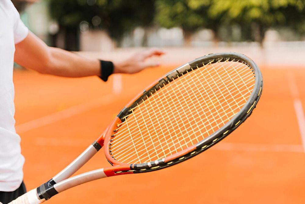 ilustrasi raket tenis (freepik.com/freepik)