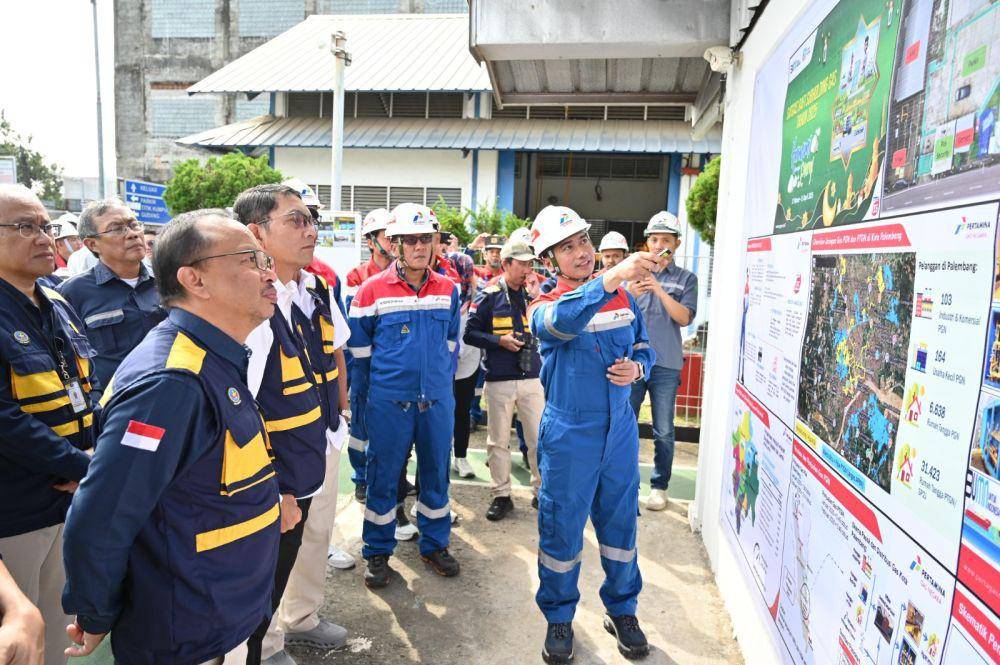Kementerian Energi dan Sumber Daya Mineral (ESDM) bersama Pertamina mengunjungi area operasional ketersediaan energi gas di wilayah Palembang, Sumatera Selatan. (Dok. Pertamina)