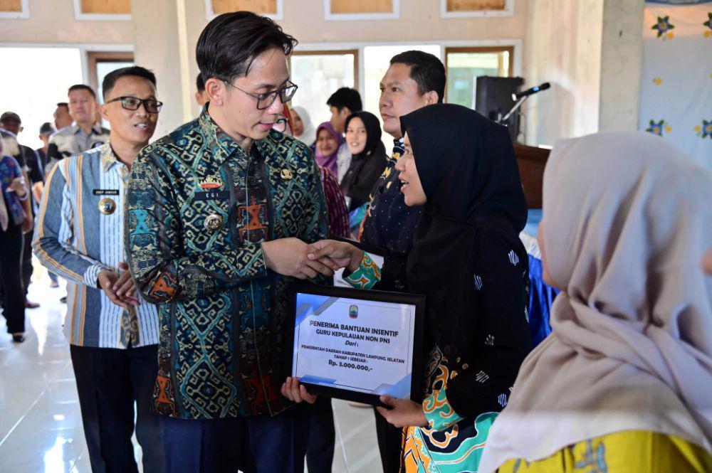 Insentif Guru Honorer Lamsel Naik Rp100 Ribu, Ini Pesan Bupati