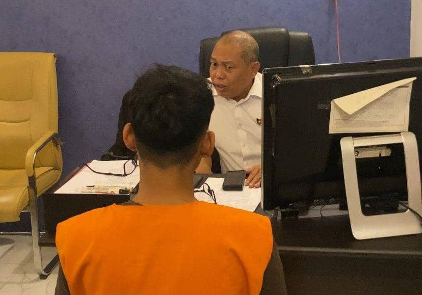 FR (rompi oranye) menjalani pemeriksaan di Mapolsek Palaran. (Dok. Istimewa)