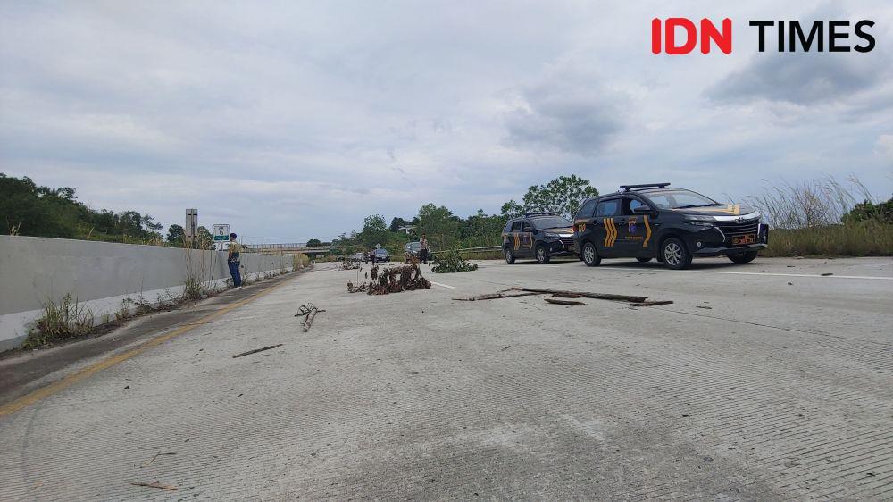 Akibat penutupan jalan ini, pihak JBS selaku operator Tol Balsam mengalihkan arus lalu lintas lewat Gerbang Tol Kariangau. (IDN TImes/Erik Alfian)
