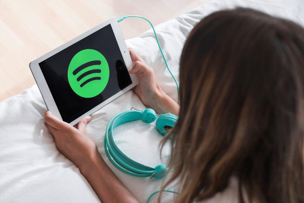 ilustrasi mendengarkan musik di spotify (freepik.com/Freepik)