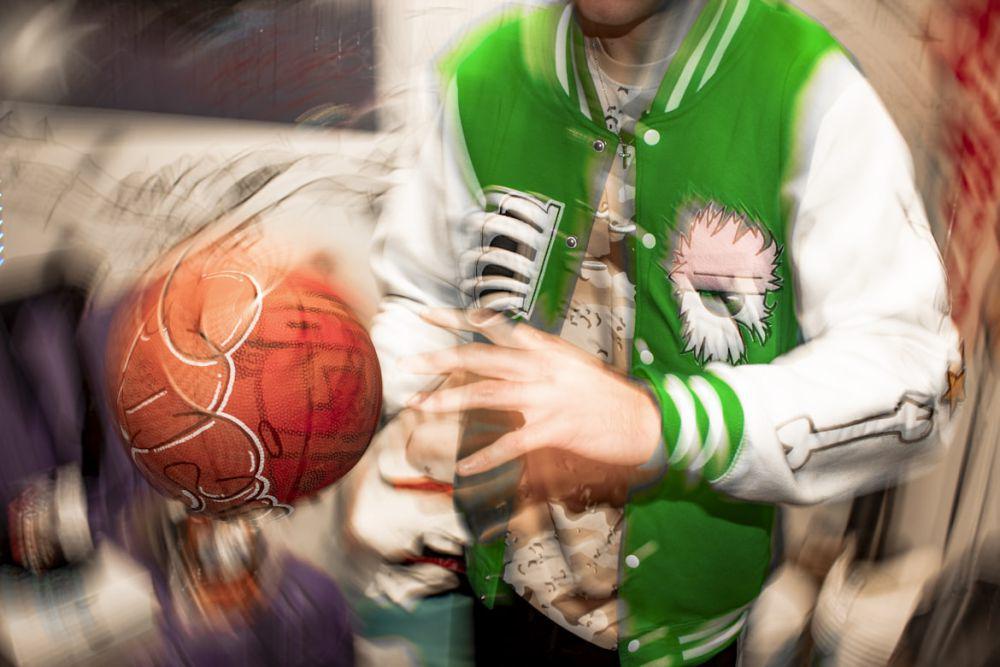 4 Rekomendasi Jaket Varsity yang Memberikan Tampilan Sporty, Cek Guys!
