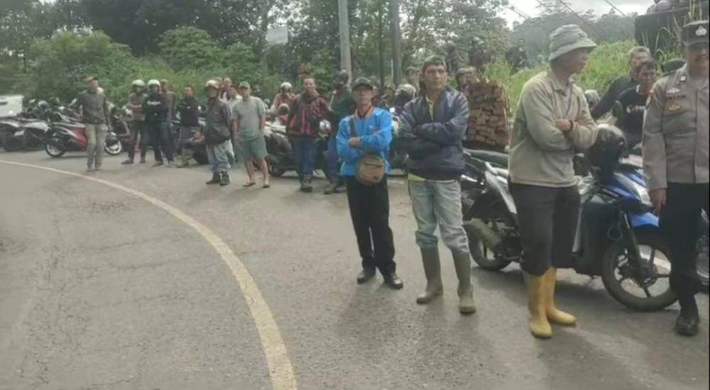 Tumpukan kendaraan di Liku Lematang karena longsor. (Dok. Satlantas Polres Pagar Alam)