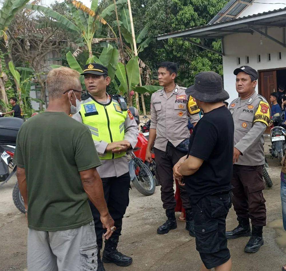 Tim BPBD OKU Selatan dan kepolisian saat melakukan pencarian korban tenggelam. (Dok. BPBD OKU Selatan)
