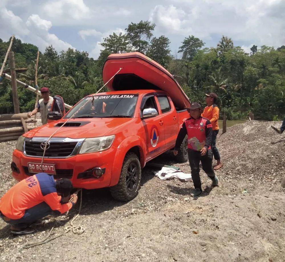 Tim BPBD OKU Selatan saat melakukan pencarian korban tenggelam. (Dok. BPBD OKU Selatan)