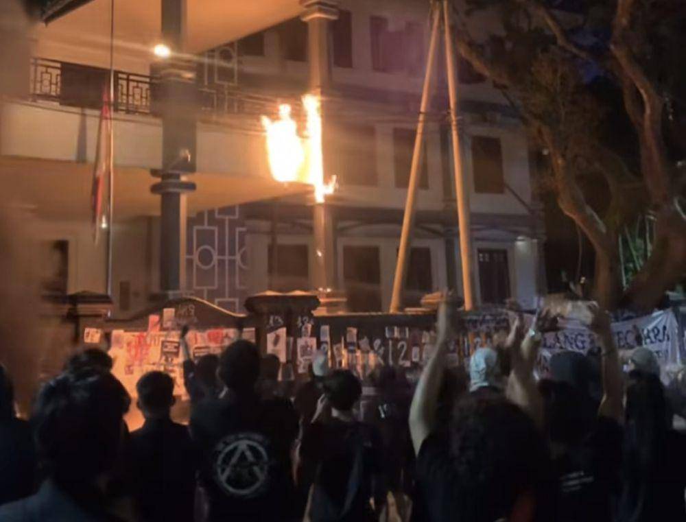 Aksi demo Tolak RUU TNI di Kantor DPRD Kota Malang. (IDN Times/Istimewa)
