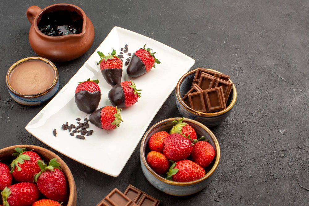 ilustrasi dark chocolate dan stroberi (freepik.com/kamranaydinov)
