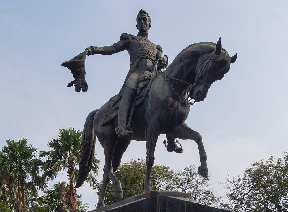 patung Simón Bolívar di Venezuela (commons.m.wikimedia.org/Rjcastillo)