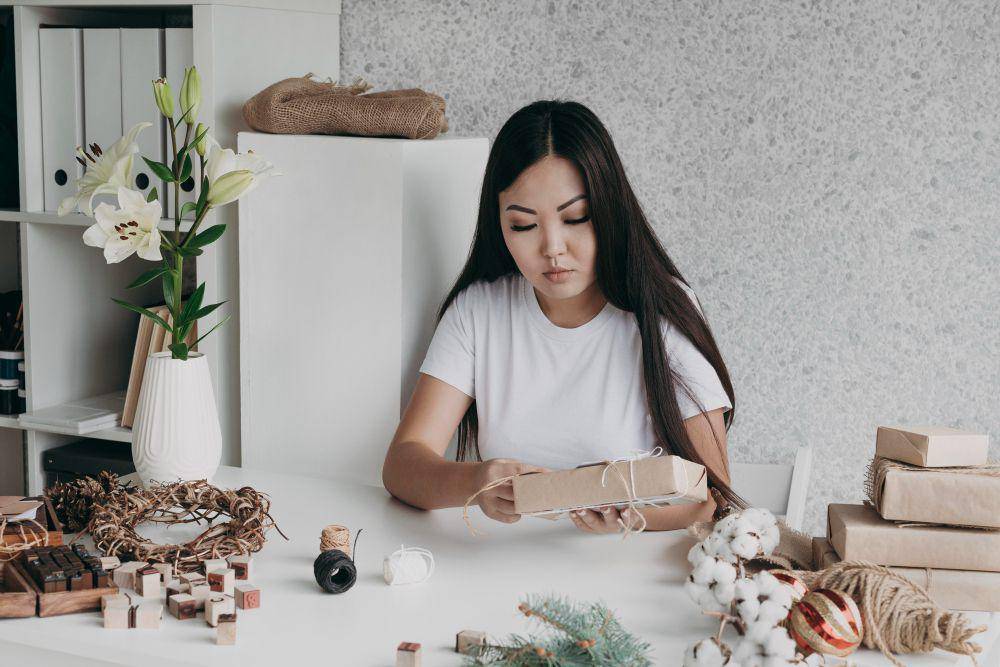 ilustrasi membuat hampers (freepik.com/freepik)