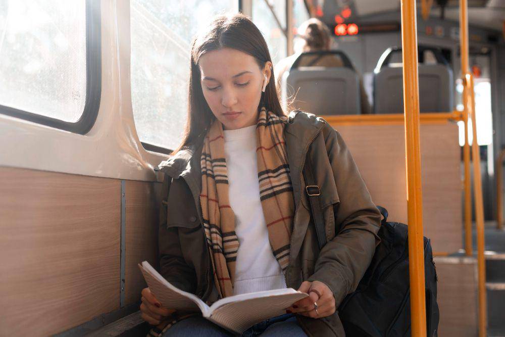 ilustrasi memnaca buku di bus (freepik.com/freepik)