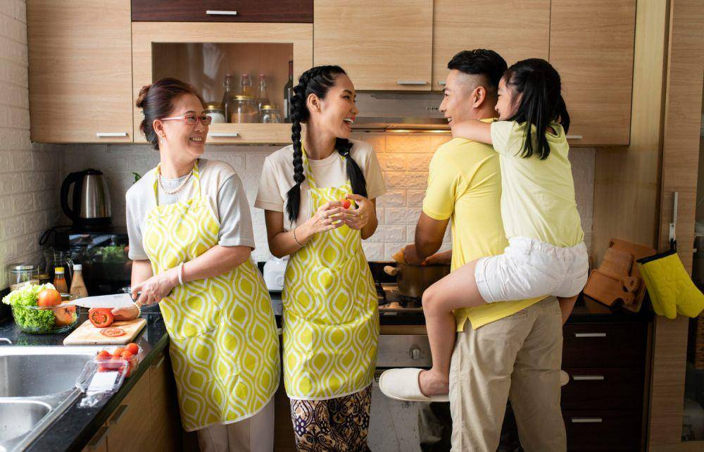 Ilustrasi keluarga masak bersama (freepik.com/freepik)