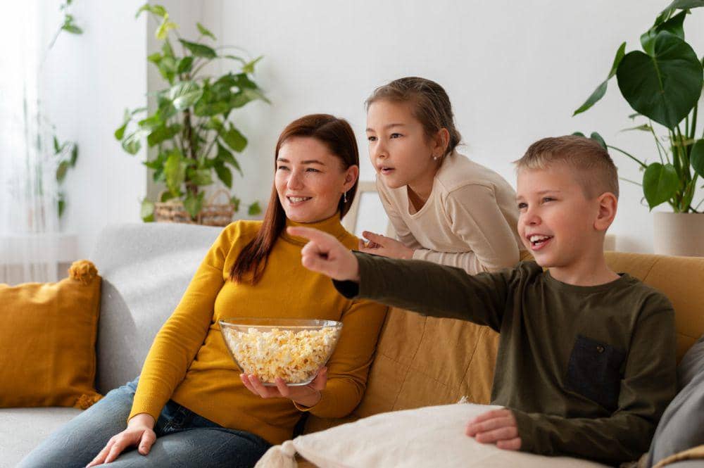 Ilustrasi ibu menonton film bersama anak (freepik.com/freepik)