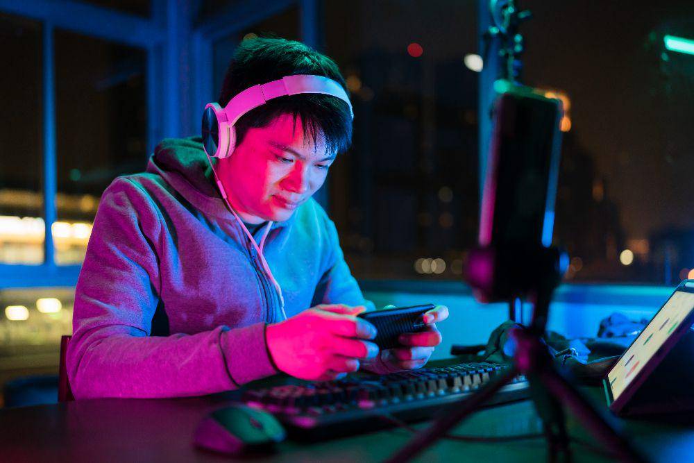 ilustrasi orang bermain game (freepik.com/Lifestylememory)