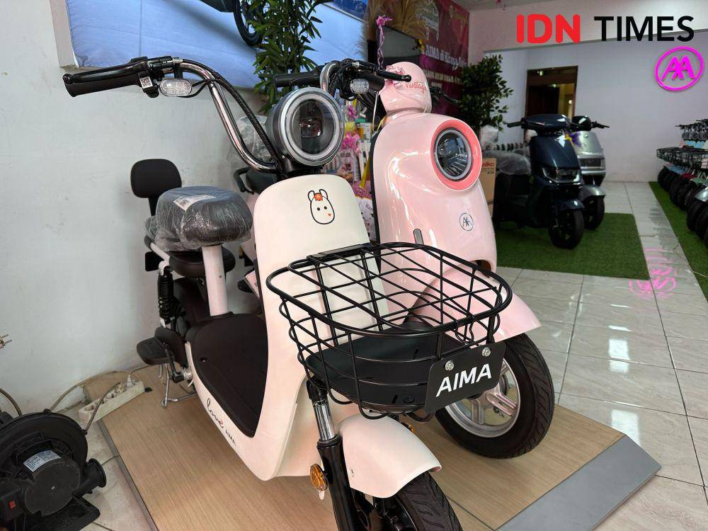 Tampilan sepeda listri AIMA digerai Sukoharjo, Jawa Tengah. (IDN Times/Larasati Rey)