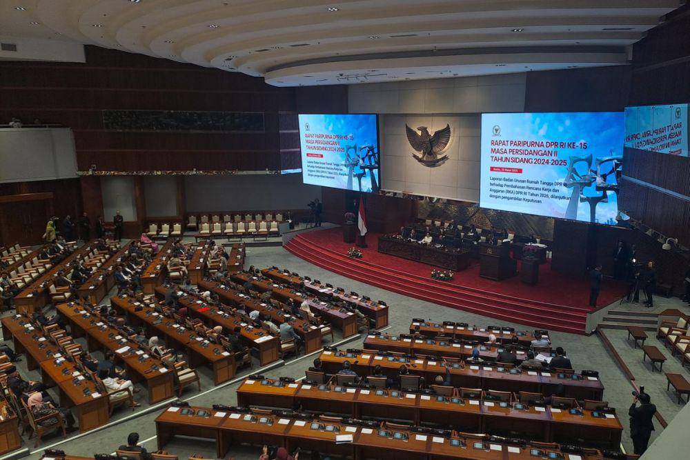Rapat paripurna DPR pengesahan RUU TNI dihadiri 293 anggota DPR di Gedung DPR, Senayan, Jakarta, Kamis (20/3/2025)  (https://nasional.kompas.com/read/2025/03/20/10381601/ruu-tni-disahkan-jadi-undang-undang?page=all)