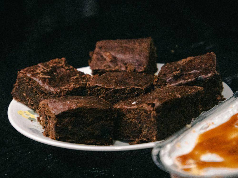 ilustrasi kue kering brownie (unsplash.com/Azmaan Baluch)