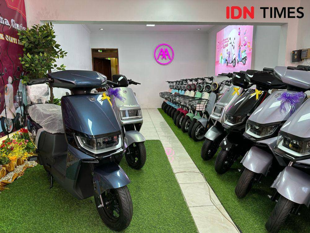 Tampilan sepeda listri AIMA digerai Sukoharjo, Jawa Tengah. (IDN Times/Larasati Rey)