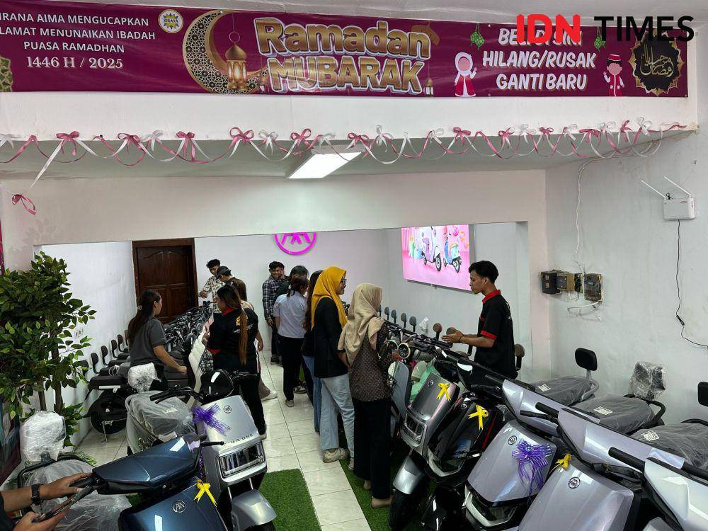 Tampilan sepeda listri AIMA digerai Sukoharjo, Jawa Tengah. (IDN Times/Larasati Rey)